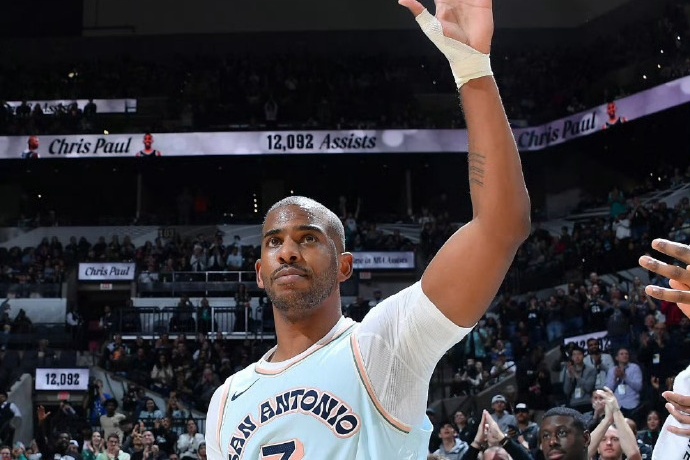 保罗身着3号球衣亮相：回归快船